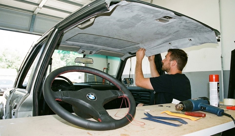 Proceso de tapizado de vehículos: reparando un techo y volante en taller de Pedralba